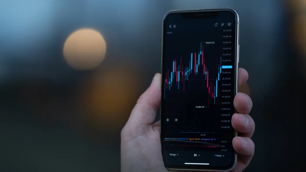 traders-looking-at-indices-trading-chart-on-a-mobile-trading-app